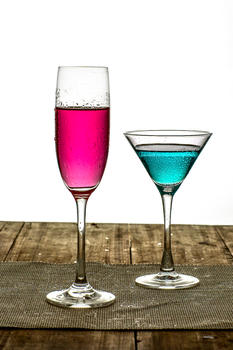 装着粉色与蓝色饮料的杯子放在木桌上图片素材免费下载