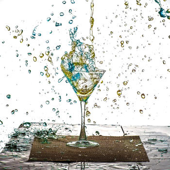 蓝色与黄色的饮料在杯中溅出水珠图片素材免费下载