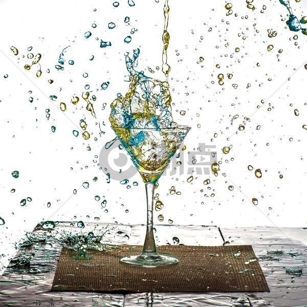 蓝色与黄色的饮料在杯中溅出水珠图片素材免费下载