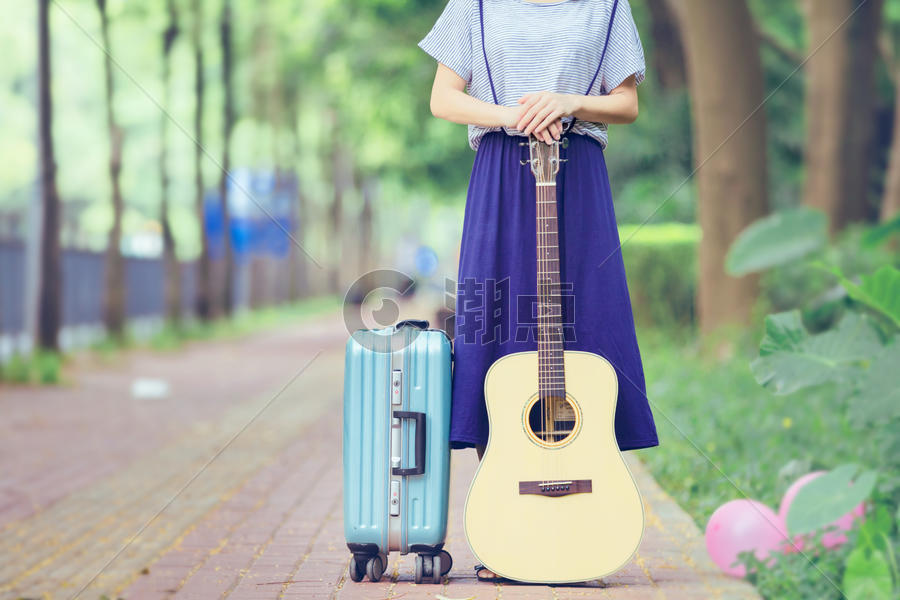 小道上的吉他女孩行李箱图片素材免费下载