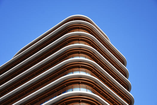 厦门蔚蓝天空下的现代复古建筑背景图片素材免费下载