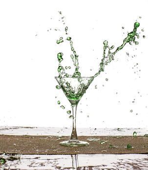 绿色饮料溅在玻璃杯中的水珠图片素材免费下载