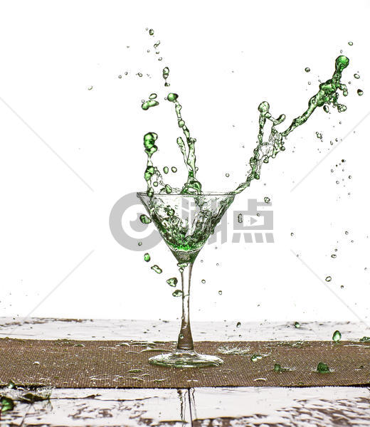 绿色饮料溅在玻璃杯中的水珠图片素材免费下载