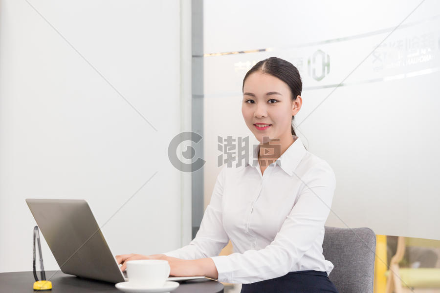 会议室里忙碌办公的职业女性图片素材免费下载