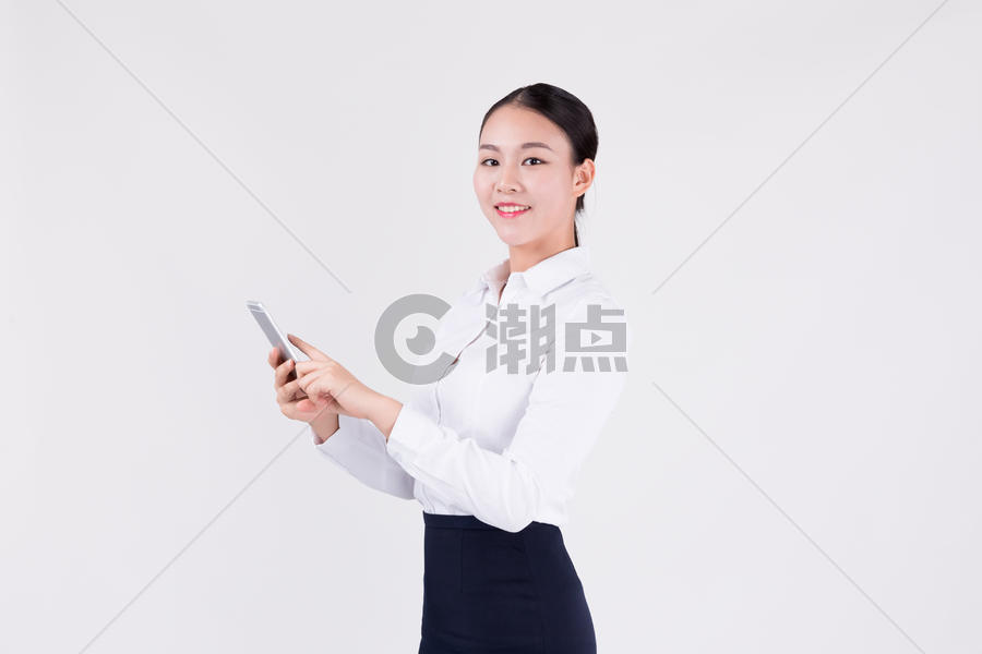 使用手机的办公室职业女性图片素材免费下载