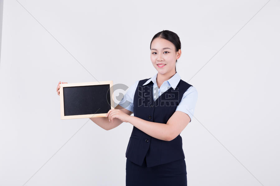 展示黑板的商务职业女性图片素材免费下载