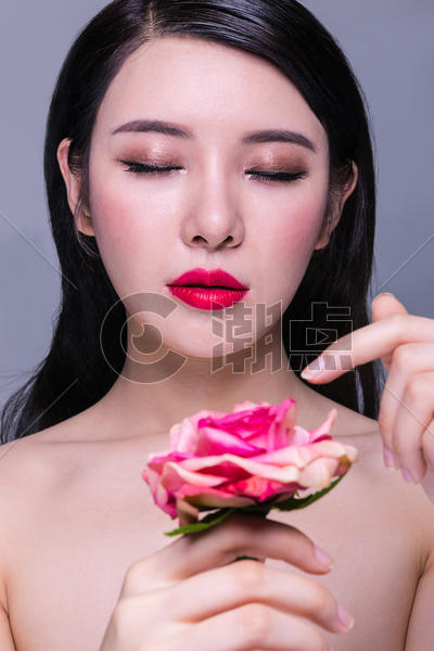 美丽女性闭眼创妆图片素材免费下载