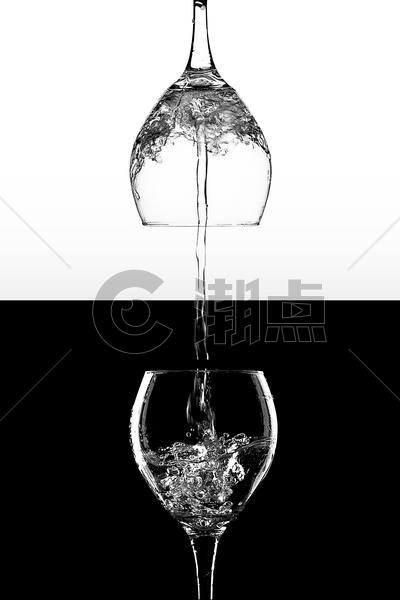 黑白背景中流着水的玻璃杯图片素材免费下载