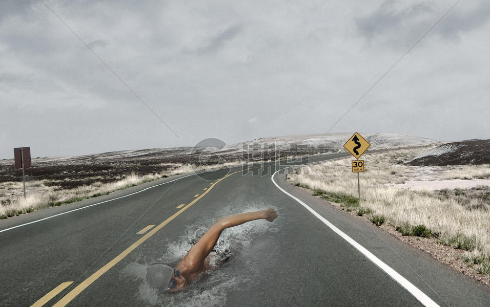 在高速公路上比赛的游泳选手图片素材免费下载