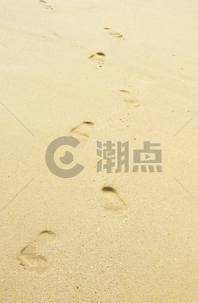 沙滩上的脚印足迹图片素材免费下载