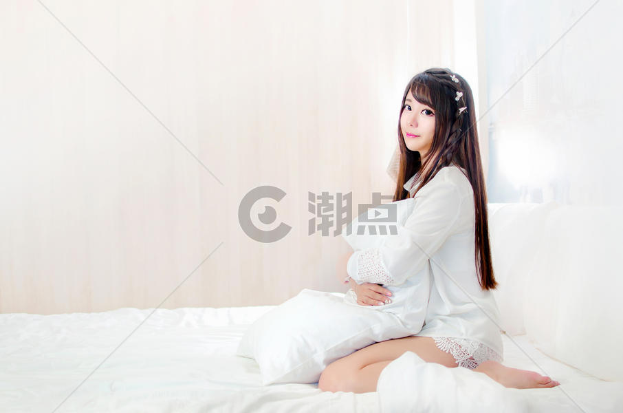 床上慵懒的女性写真人像图片素材免费下载