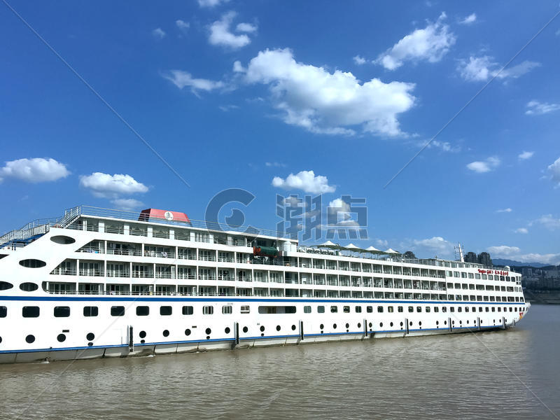 重庆长江三峡水面上的游轮图片素材免费下载