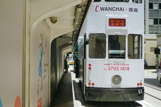 穿梭在香港繁荣区域中环的电车图片素材免费下载