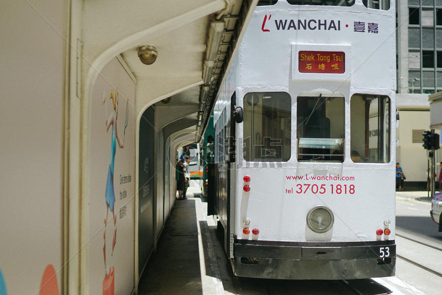 穿梭在香港繁荣区域中环的电车图片素材免费下载
