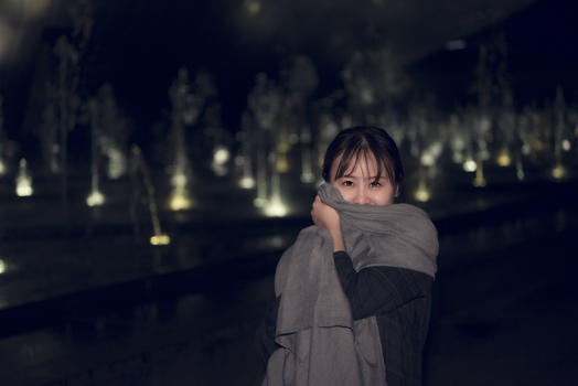 冬天夜晚戴着围巾的年轻女生图片素材免费下载