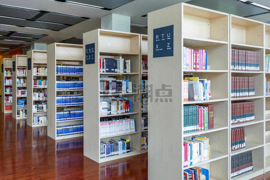 宽敞明亮的图书馆阅览室图片素材免费下载