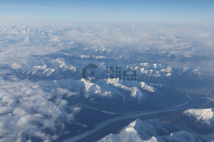 航拍雪山云层图片素材免费下载