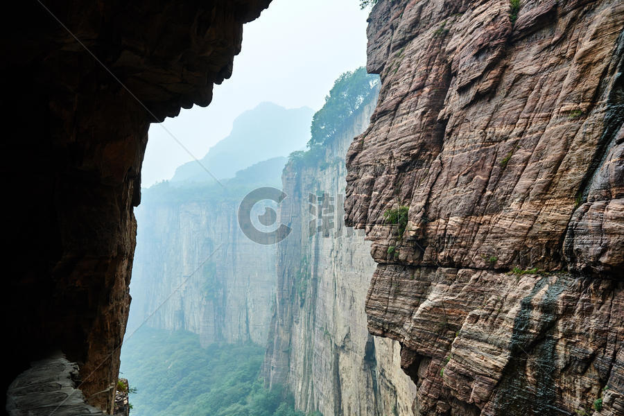 河南新乡万仙山的悬崖峭壁图片素材免费下载