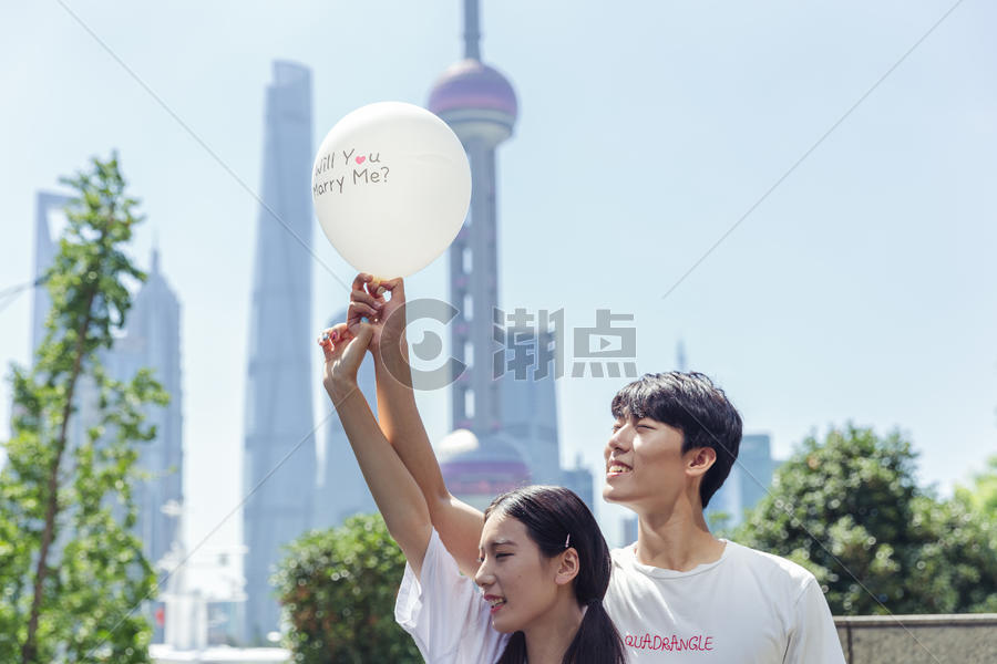 情人节情侣举求婚气球素材图片素材免费下载
