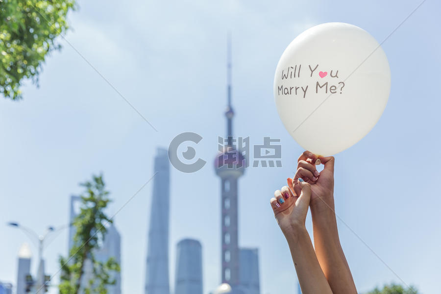 上海情侣手举求婚气球素材图片素材免费下载