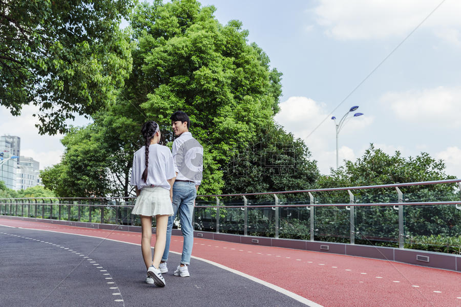 公园牵手情侣浪漫散步图片素材免费下载