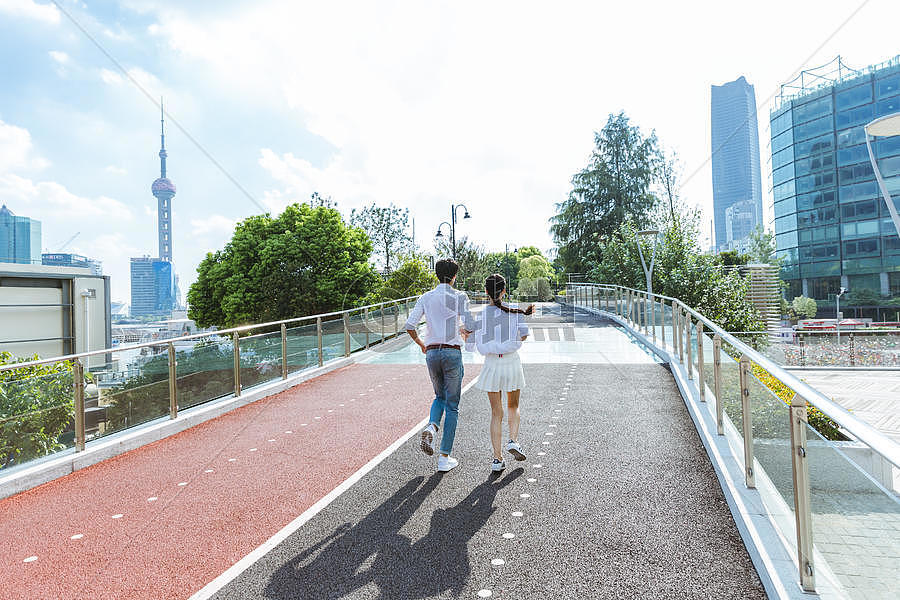 情人节热情侣牵手奔跑图片素材免费下载