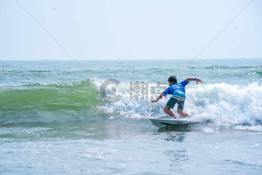 日本海边冲浪的孩子图片素材免费下载