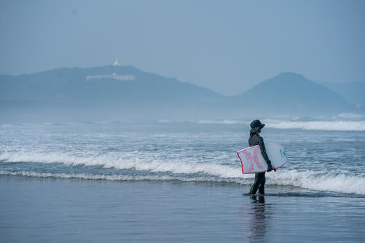 日本海边冲浪图片素材免费下载