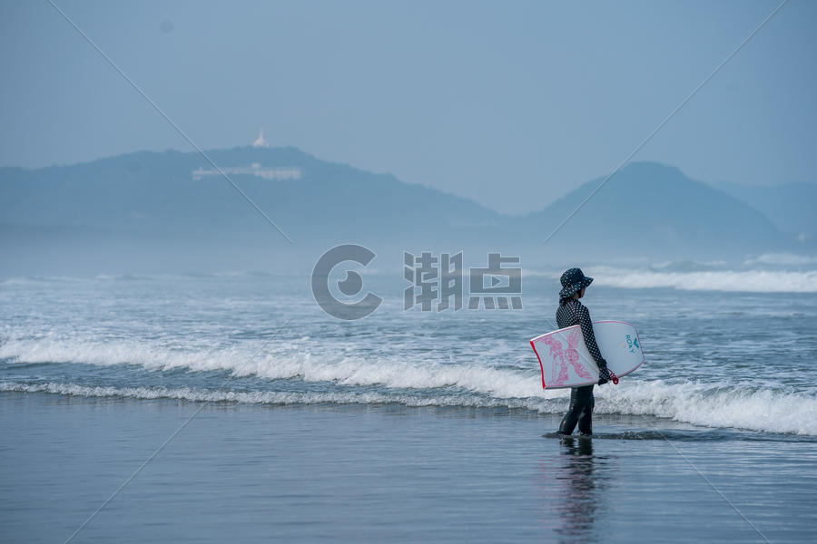 日本海边冲浪图片素材免费下载