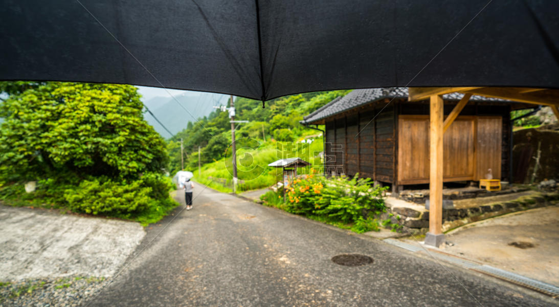 雨后伞下的乡村景色图片素材免费下载