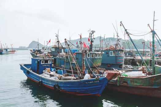 海边的渔船图片素材免费下载