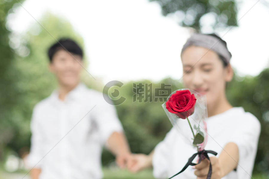 男生送玫瑰花给女生图片素材免费下载