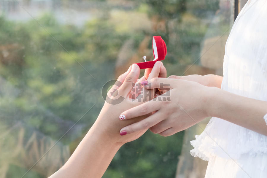 男生用戒指向女生求婚图片素材免费下载