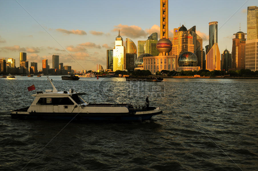 上海黄浦江傍晚的客船图片素材免费下载