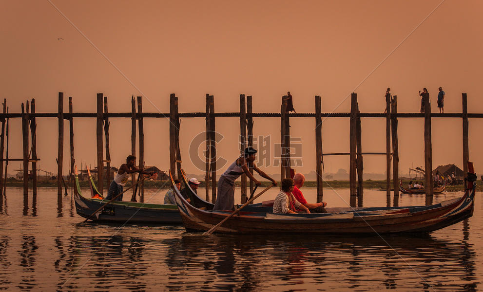 缅甸悟本桥湖面泛舟图片素材免费下载