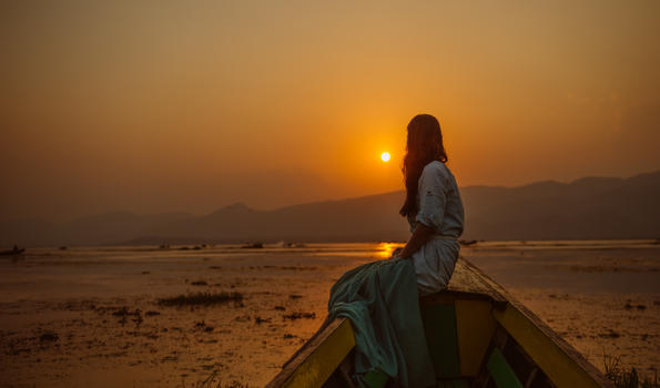湖上欣赏日落的女孩图片素材免费下载