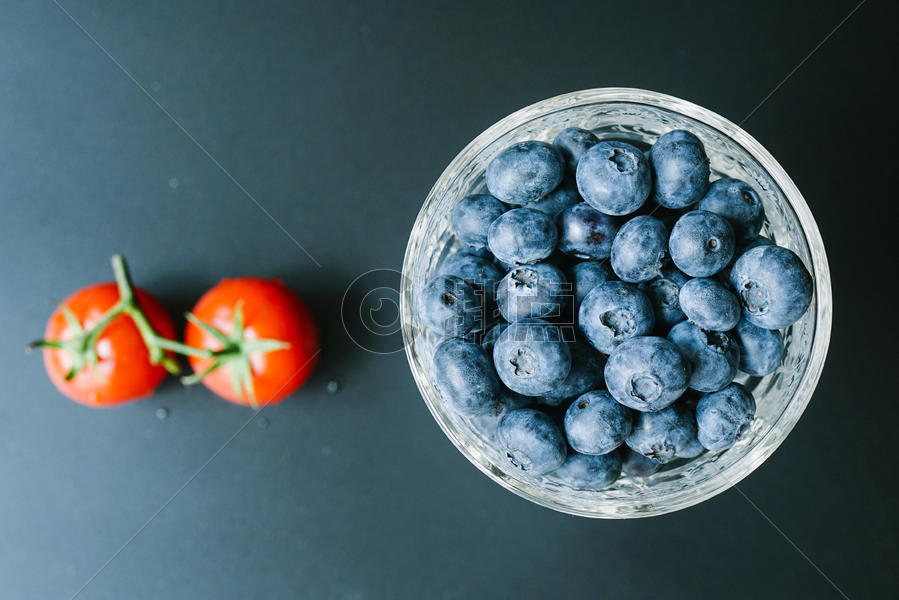 一杯蓝莓和小番茄图片素材免费下载