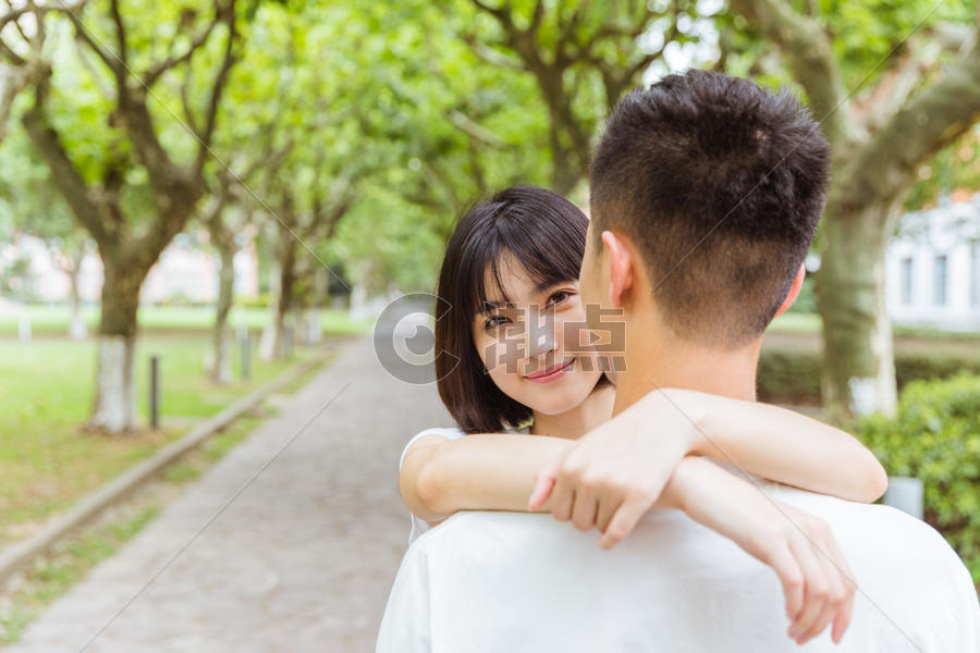 情人节校园情侣拥抱图片素材免费下载