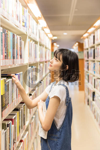 大学女生图书馆书架找书图片素材免费下载
