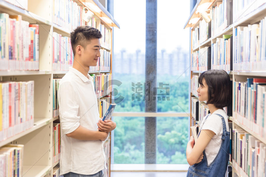 大学男女同学图书馆学习图片素材免费下载