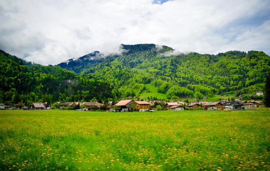 山脚下的瑞士村庄图片素材免费下载