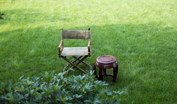 禅意椅子绿色草地自然静谧诗意生活图片素材免费下载