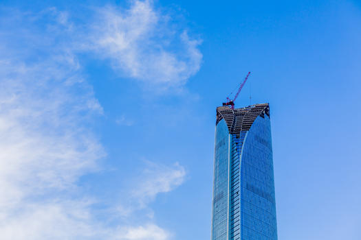 蓝色天空下正在建造的大厦图片素材免费下载