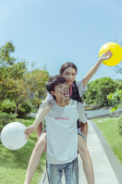 情人节公园情侣背起玩气球图片素材免费下载