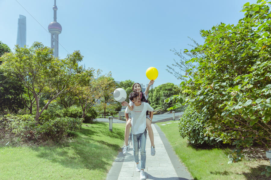情人节公园情侣背起玩气球图片素材免费下载