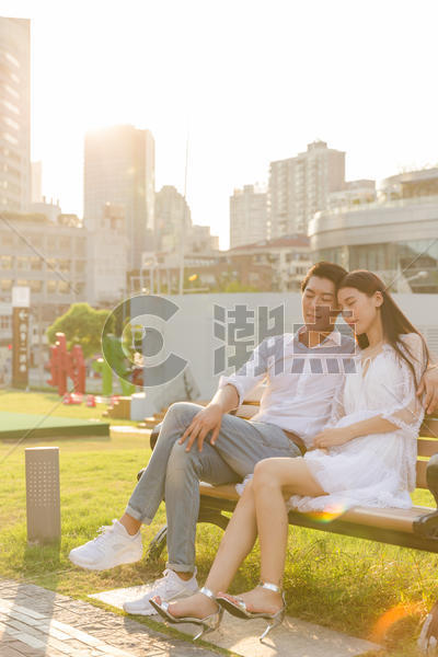 情人节公园座椅情侣相拥图片素材免费下载