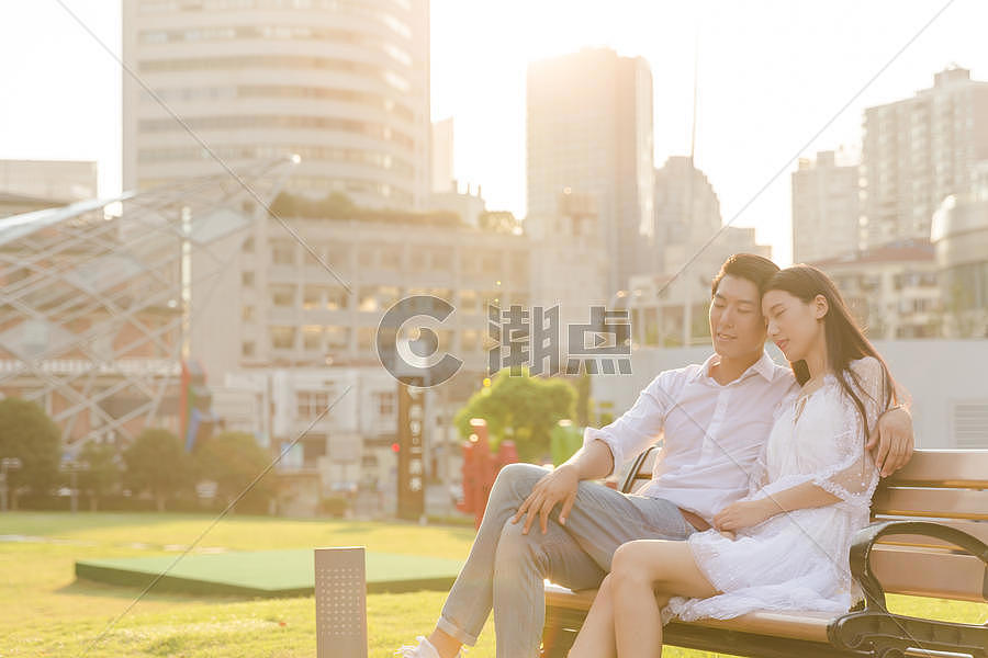 情人节公园座椅情侣相拥图片素材免费下载