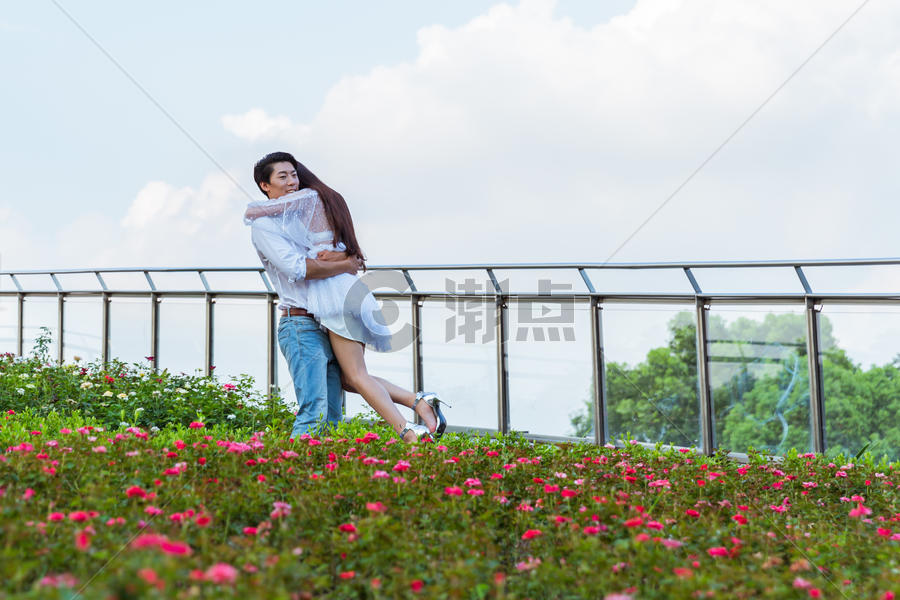 情人节花园情侣拥抱抱起图片素材免费下载