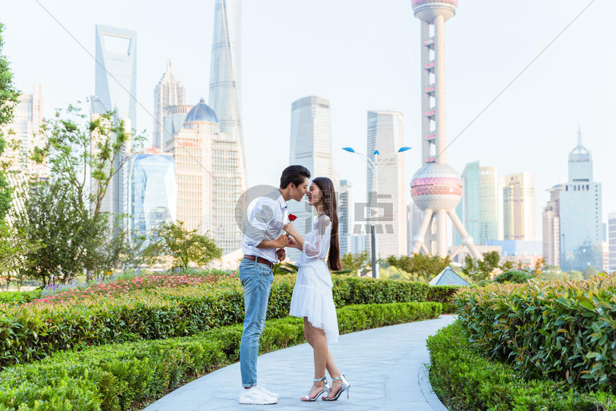 情人节上海公园情侣接吻图片素材免费下载