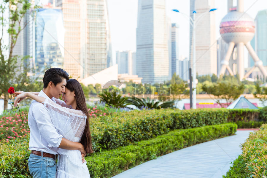 情人节上海公园情侣相拥图片素材免费下载